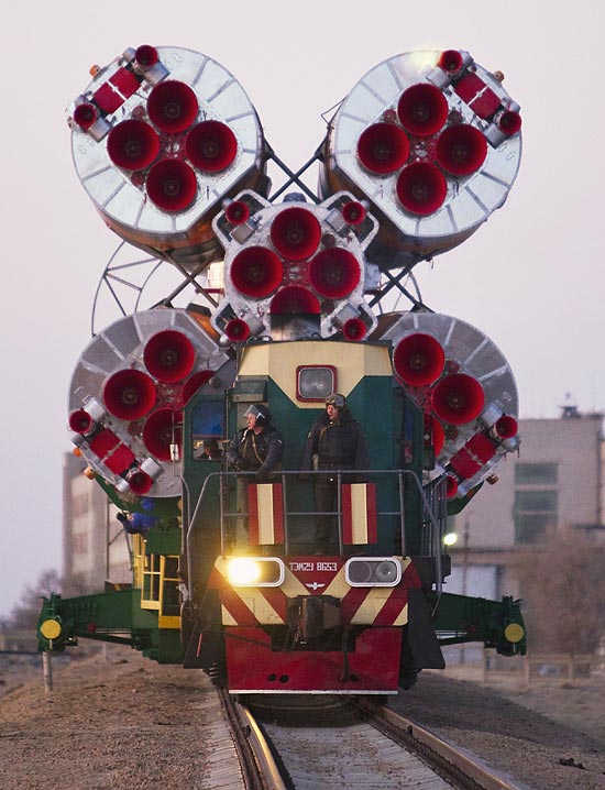 Russos fazem o transporte da nave Soyuz TMA-22, cujo lançamento está previsto para a próxima segunda-feira