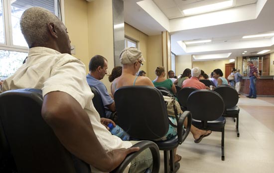 Pacientes aguardam a vez para se consultarem no ambulatorio do Inca (Instituto Nacional do Cancer), no Rio