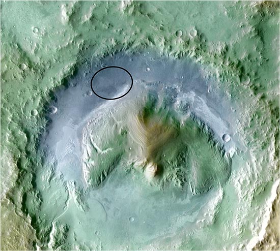Círculo indica local de pouso do Curiosity; as áreas azuis são mais baixas e as verdes, as mais altas da cratera