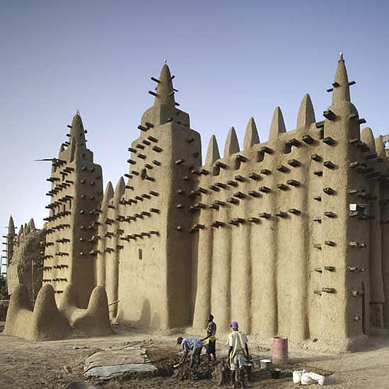 Em Mali, no norte da África, a mesquita de Djenné, que corria risco de desabar, foi estabilizada; veja mais fotos 