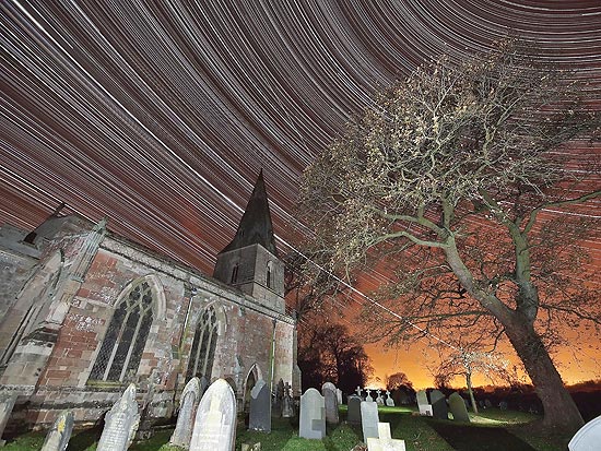 O fotógrafo britânico Mark Humpage acampou durante uma noite perto de um cemitério para fazer a imagem acima 