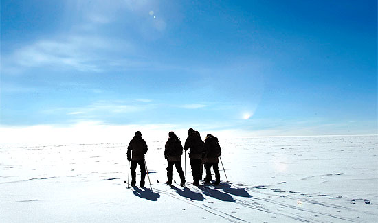 Trece viajantes y nuestros dos enviados especiales llegan al Polo Sur cien aos despus del primer grupo