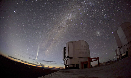 A cauda do cometa Lovejoy é vista sobre o observatório ESO, no Chile