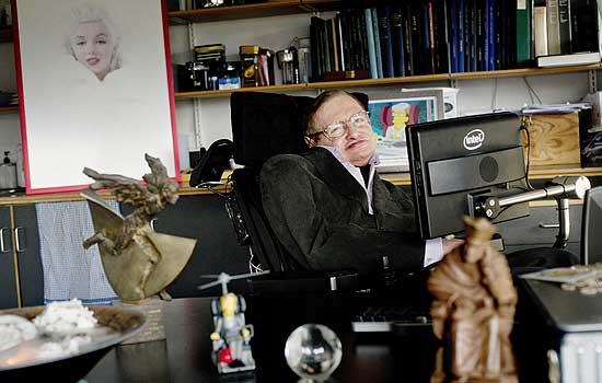 O físico Stephen Hawking em sua sala na Universidade de Cambridge; físico completou 70 anos