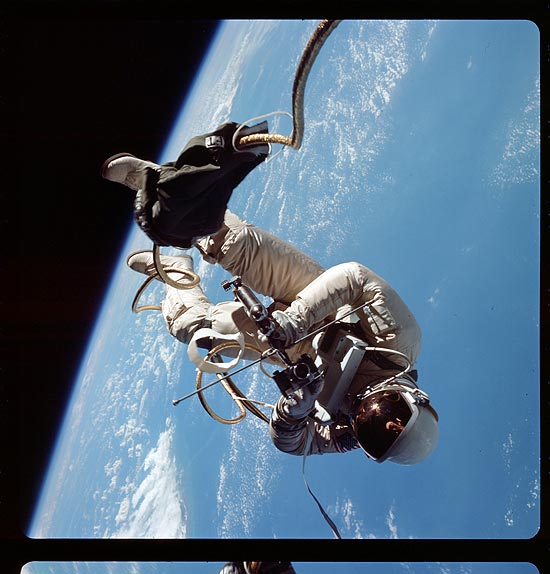 Foto do astronauta Edward White flutuando no espaço, com o golfo do México ao fundo; veja galeria de fotos