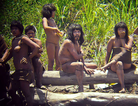 Família de índios isolados Mascho-Piros, que vive em parque da Amazônia peruana