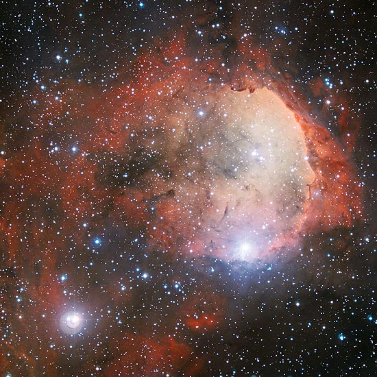 A nebulosa é conhecida como Gabriela Mistral, pela semelhança com a poeta chilena, prêmio Nobel de 1945 