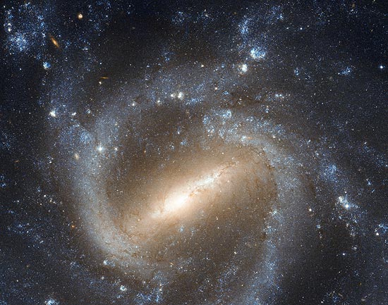 A galáxia espiral barrada NGC 1073 se encontra na constelação da Baleia, a 55 milhões de anos-luz