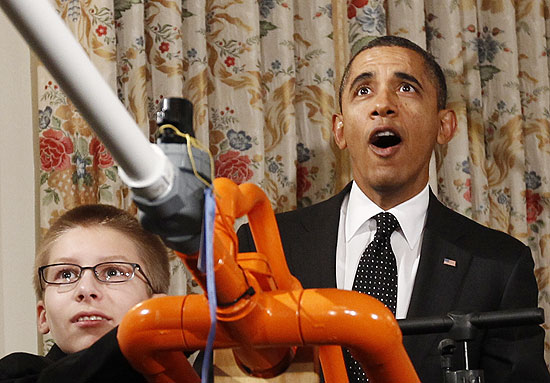 O presidente Obama reage quando o estudante Joey Hudy lança um marshmallow de seu experimento científico