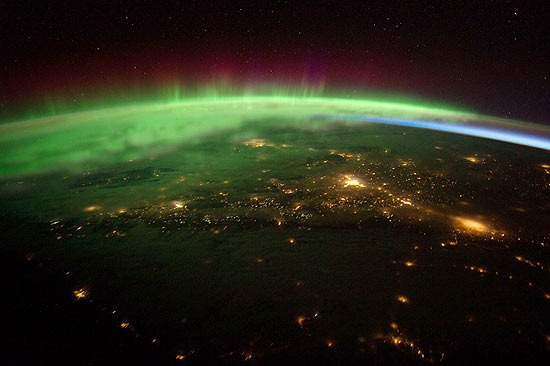 Tripulação da ISS gravou luzes da Aurora Boreal (em verde); a foto foi divulgada nesta quarta-feira pela Nasa