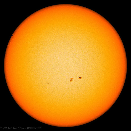 Na imagem da Nasa, as duas manchas solares na região 1416 (dir.), que aumentaram de tamanho recentemente