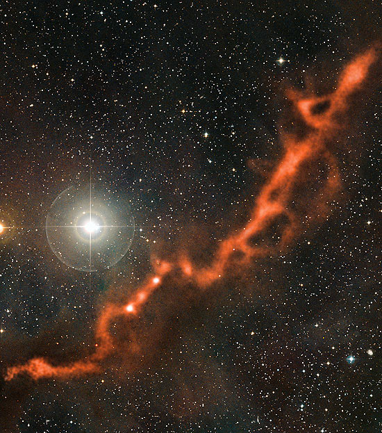 Filamento onde nascem estrelas está localizado na constelação de Touro; à esquerda, são visíveis duas estrelas