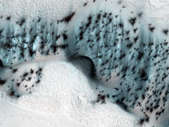Dunas que ficam no norte de Marte apresentam pontos pretos que são formados por jatos de areia escura