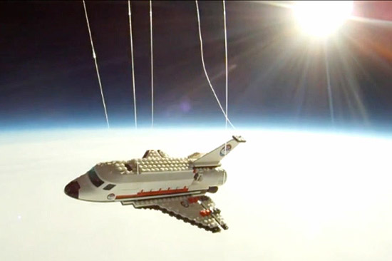 Lançamento da réplica de ônibus espacial, fabricado com blocos de montar de brinquedo, custou R$ 4.400