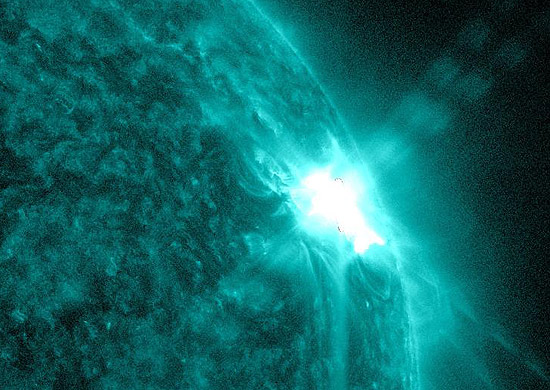 Foto de uma explosão solar de média intensidade, que pode afetar ou não as transmissões de rádio
