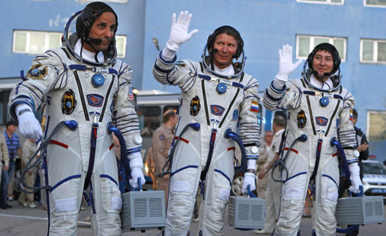 Astronauta Joseph Acaba (à esquerda) e os cosmonautas Gennady Padalka (centro) e Sergei Revin caminham em direção a nave russa Soyuz