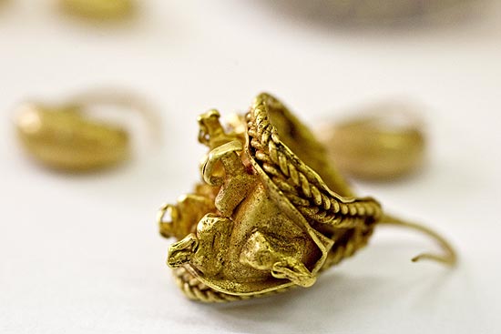 Brinco de ouro com imagens de íbex (cabra selvagem) e outras joias foram encontrados na cidade de Megido 