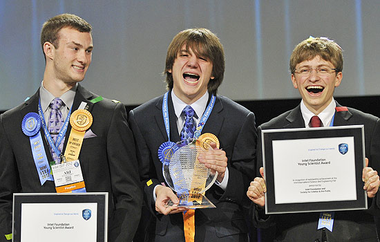 Jack Andraka (ao centro) comemora o prêmio ao lado dos outros finalistas 