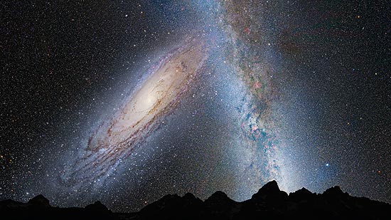 Ilustração mostra como a galáxia Andrômeda (à esq.) colidiria com a Via Láctea (dir.), distorcendo sua forma