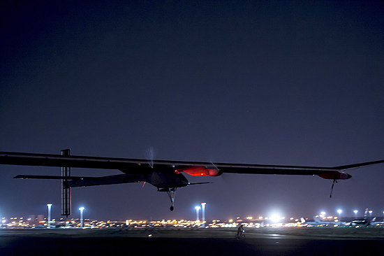 O avião "Solar Impulse" parte do aeroporto de Barajas, em Madri, para completar a travessia até Marrocos 