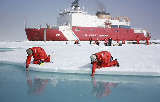 Bilogos e oceangrafos em foto tirada durante a expedio ao mar de Chukchi, no oceano rtico 