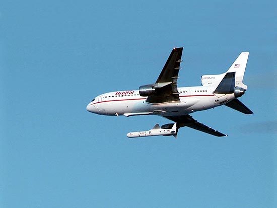Foto tirada pela Nasa mostra o avião Pegasus XL no momento que libera o telescópio de raio-X NutStar