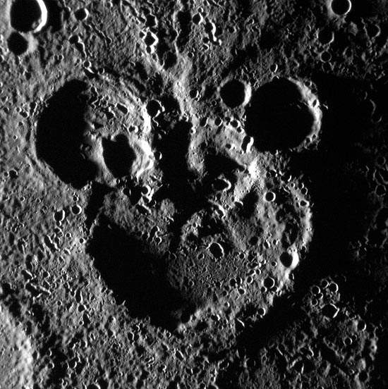 Imagem da sonda Messenger mostra cratera que parece com o Mickey Mouse em Mercrio Crdito: Divulgao Nasa