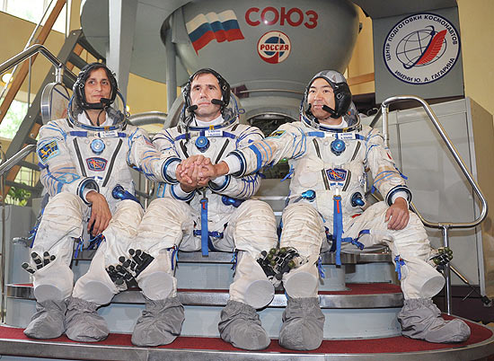 A partir da esquerda, a comandante Sunita Williams, o russo Yuri Malenchenko e o astronauta japonês Akihiko Hoshide 