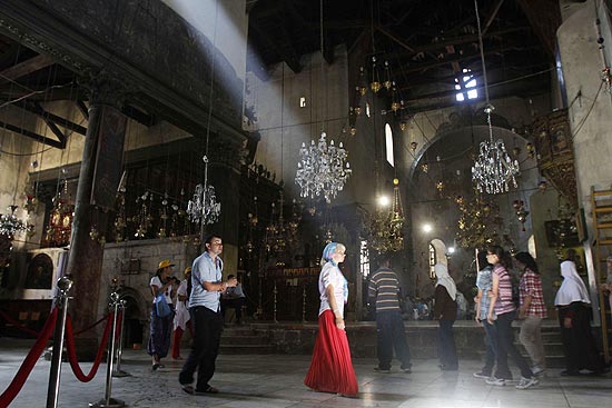 Peregrinos católicos visitam igreja da Natividade, que está construída no local onde supostamente nasceu Jesus