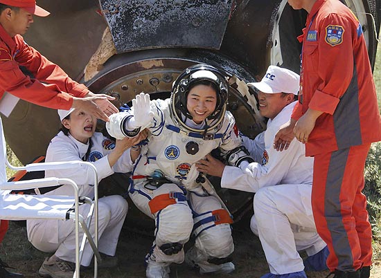 Astronauta Liu Yang deixa nave Shenzhou-9 após pousar no norte da China