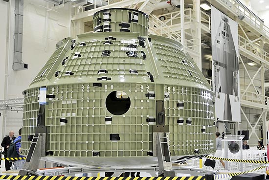 A cápsula Órion é apresentada a convidados e jornalistas no Centro Espacial Kennedy, na Flórida, EUA
