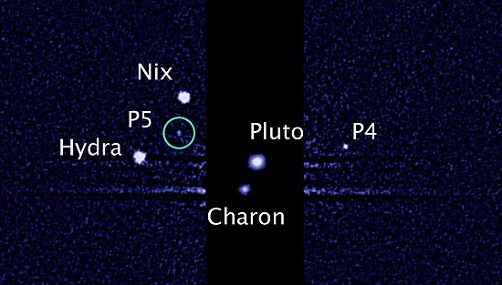 Imagem do telescpio Hubble mostra as cinco luas que orbitam Pluto; a mais nova, P5, est em destaque