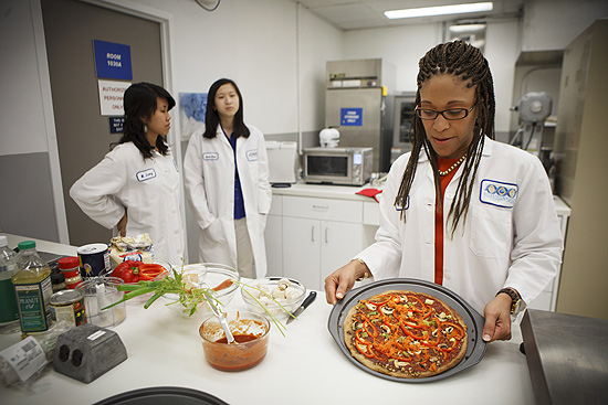A cienitsta Maya Cooper mostra uma pizza vegetariana deselvolvida pela equipe, uma das opções de alimentação proposta à Nasa para os astronautas viajando a Marte