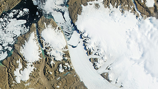 Imagem capturada pelo satélite Aqua, da Nasa, mostra uma rachadura (ao centro)na geleira Petermann, na Groenlândia; um iceberg com duas vezes o tamanho da ilha de Manhattan (EUA), desprendeu-se 