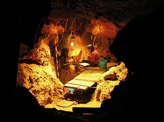 Pesquisadoras trabalham na caverna de El Sidrón, na Espanha, que foi habitada por neandertais
