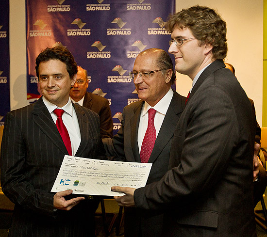 José Carvalheira (à esq.) e Guilherme Rocha, premiados ontem, com o governador Geraldo Alckmin