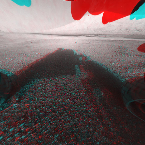 Imagem em 3D mostra o monte Sharp, em Marte (à dir.)