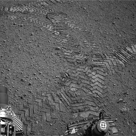 Imagem da Nasa mostra marca das rodas do jipe Curiosity no solo de Marte 