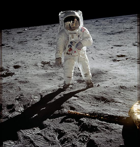 Morreu aos 82 anos o astronauta Neil Armstrong, primeiro homem a pisar na lua