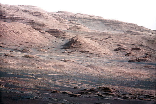 Detalhe aumentado mostra região da base do monte Sharp, onde o jipe vai procurar sinais dos ingredientes básicos da vida em Marte 