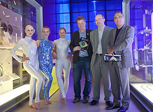 À direita, os cientistas Ewan Birney, Tim Hubbard e Roderic Guigo com "dançarinas do DNA" em apresentação do estudo 