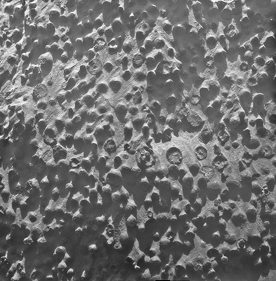 Imagem de saliências esféricas na superfície de Marte