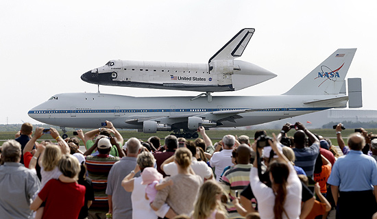 O nibus espacial Endeavour posicionado sobre o 747 antes da decolagem em Houston