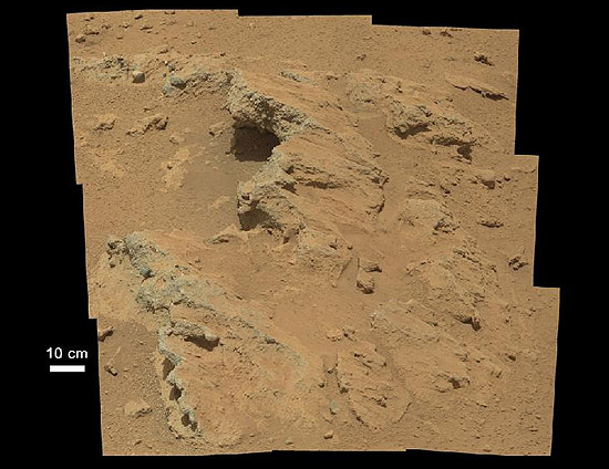 Imagem da superfície marciana feita pelo Curiosity mostra afloramento com indícios de antigo riacho