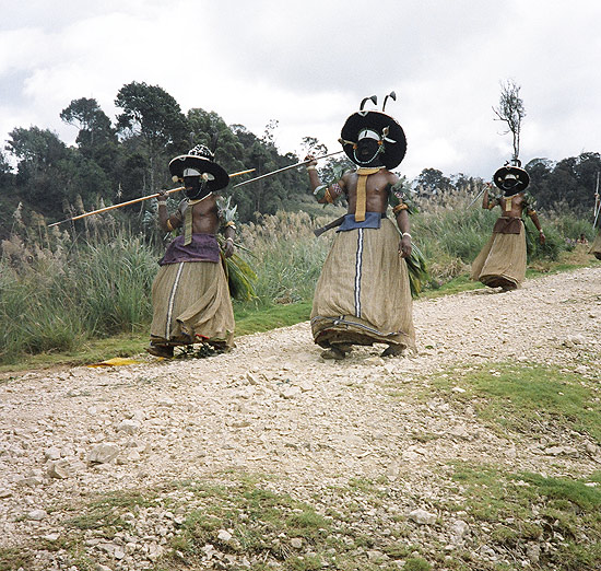 Jovens de Papua-Nova Guiné após ritual de iniciação 