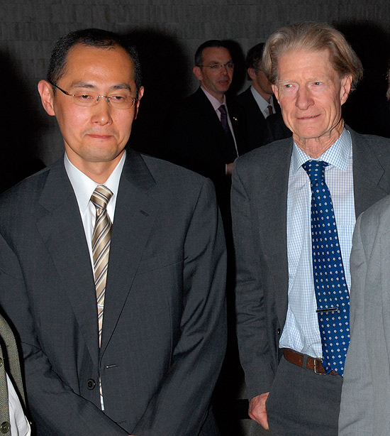 Shinya Yamanaka e John Gurdon, japons e britnico ganhadores do Prmio Nobel em Fisiologia ou Medicina deste ano, em foto de 2008