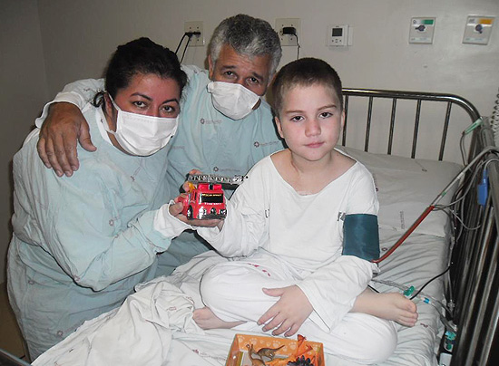 O menino Joo Daniel de Barros, o Joo Bombeirinho, com os pais no hospital. 
