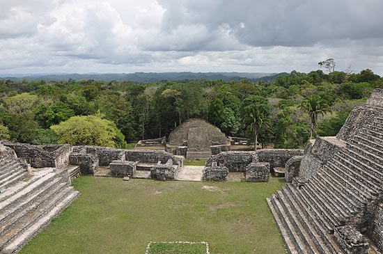 Vista das ruínas da cidade maia de Caracol, em Belize