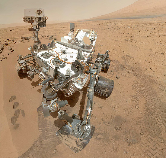O rob Curiosity na superfcie do planeta Marte