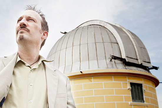 O pesquisador americano Edwin Bergin perto de luneta do Observatrio Nacional, do Rio